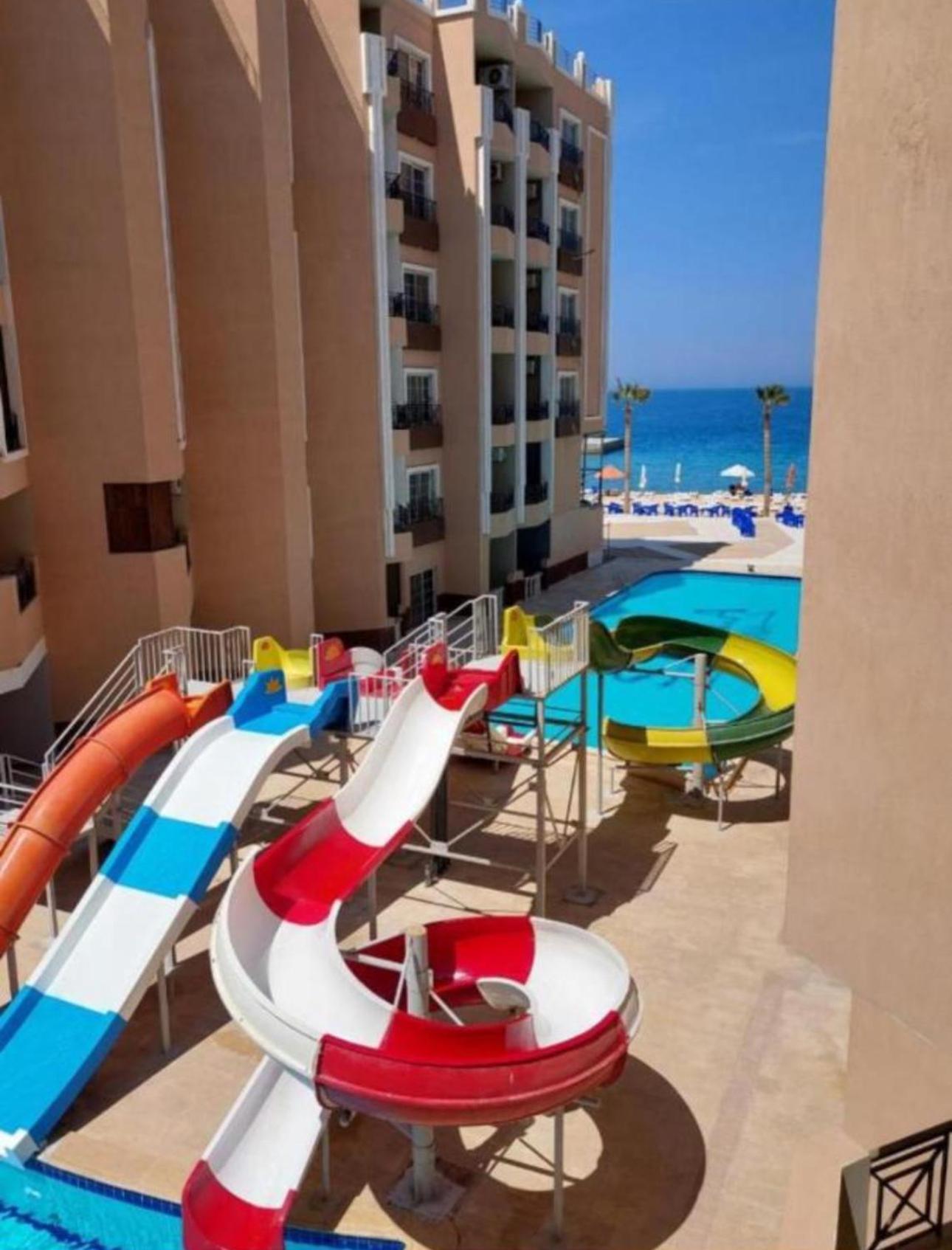 Beachfront Sea & Pool View - Juliana