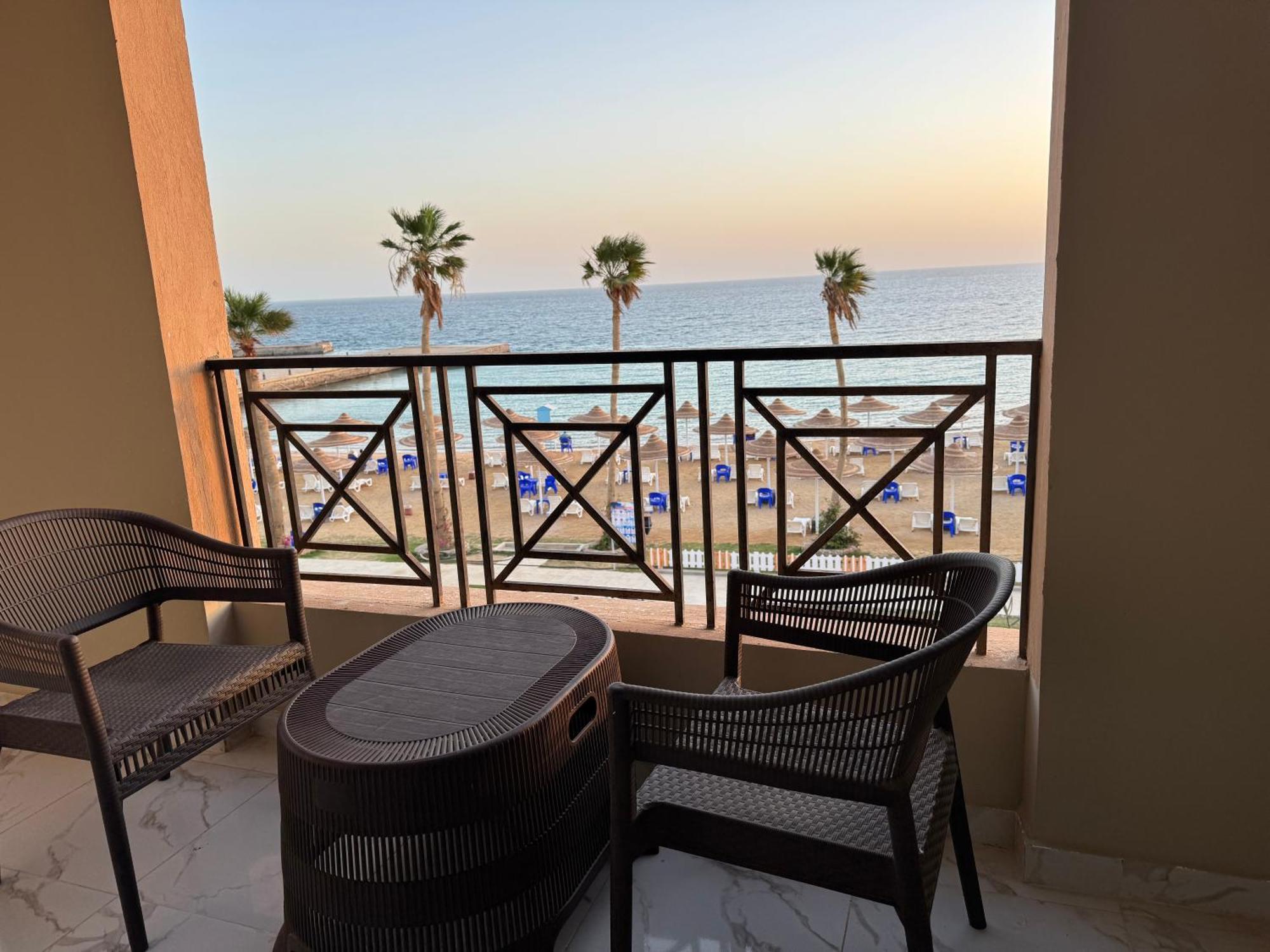 Resort Beachfront Sea & Pool View - Juliana
