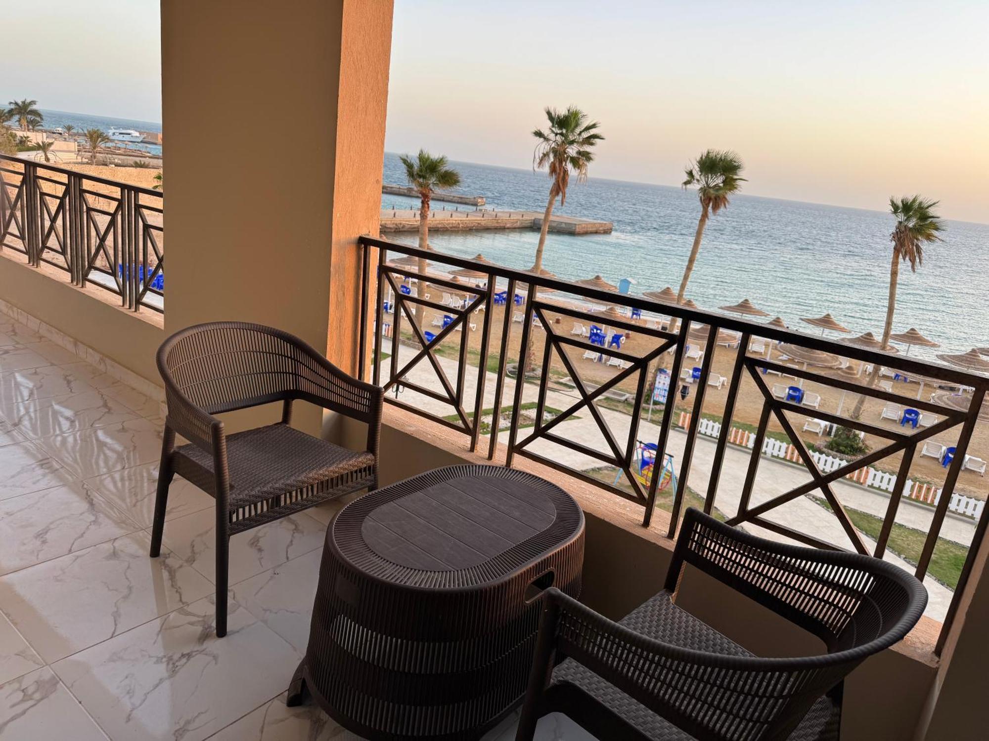Resort Beachfront Sea & Pool View - Juliana *
